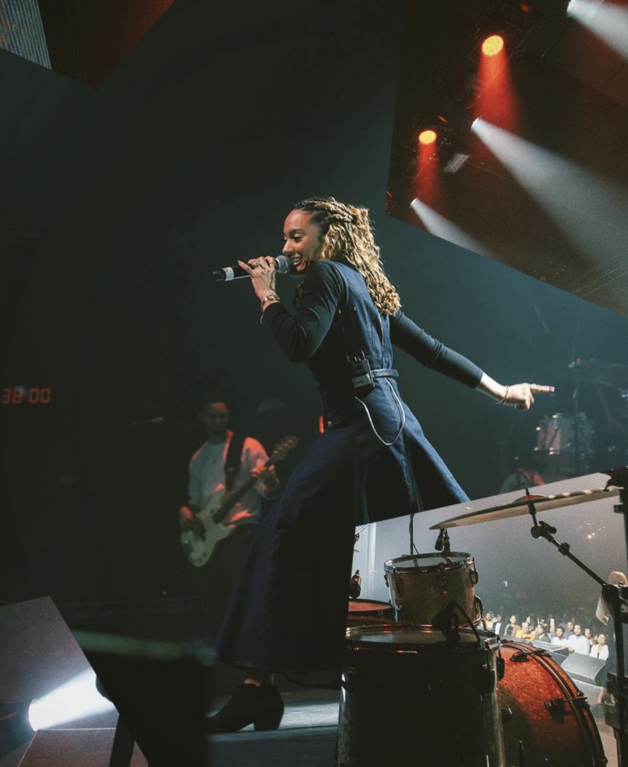 Artista invitada cantando en el escenario